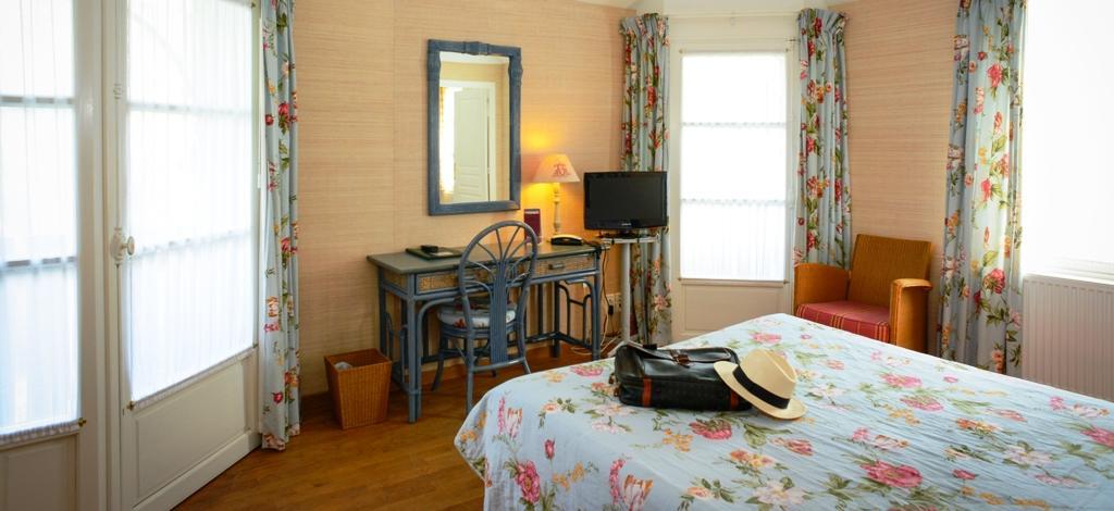 Logis Hotel Les Fuchsias Сен-Вааст-ла-Уг Экстерьер фото