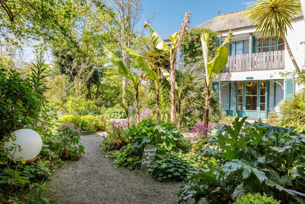 Logis Hotel Les Fuchsias Сен-Вааст-ла-Уг Экстерьер фото