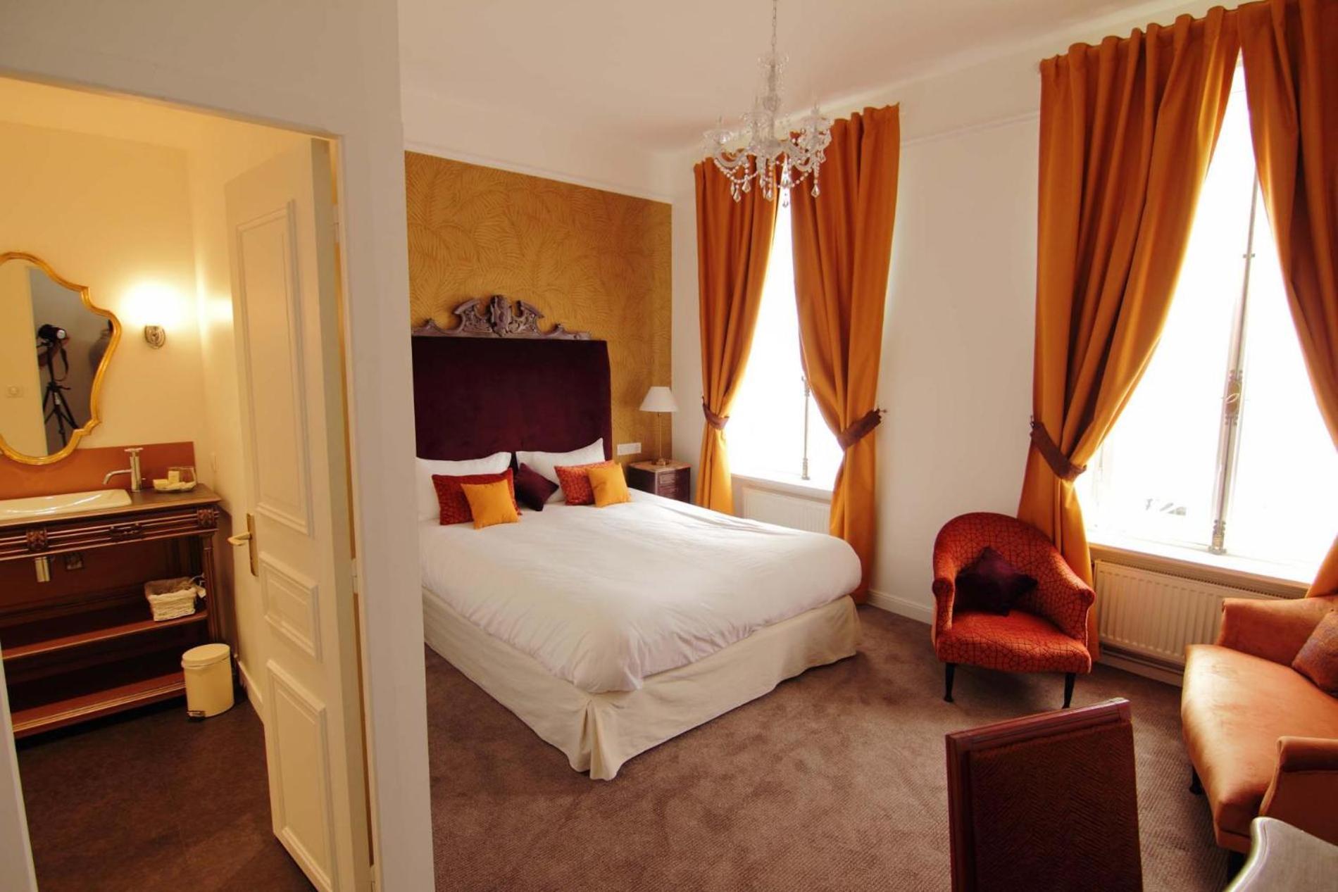 Logis Hotel Les Fuchsias Сен-Вааст-ла-Уг Экстерьер фото
