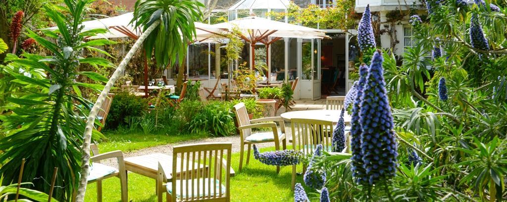 Logis Hotel Les Fuchsias Сен-Вааст-ла-Уг Экстерьер фото