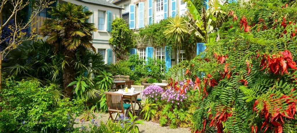 Logis Hotel Les Fuchsias Сен-Вааст-ла-Уг Экстерьер фото